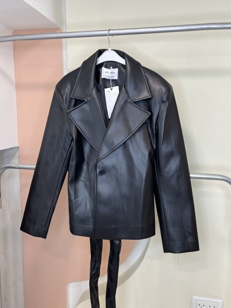 جاكيت جلد قصير